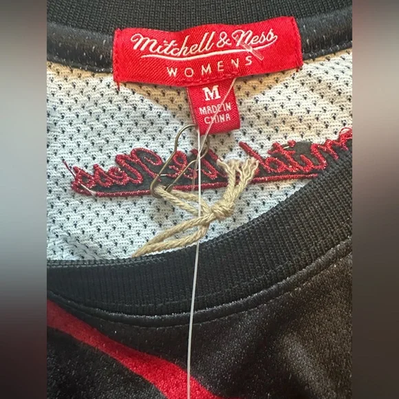 Mitchell & Ness NBA Women's Big Face 4.0 Crop Tank - Atlanta Hawks - Picture 3 of 4